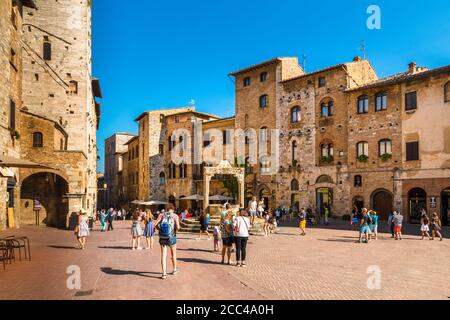 Herrliche Aussicht auf die Piazza della Cisterna, Hauptplatz von San Gimignano in der Toskana. Benannt nach der unterirdischen Zisterne, die von einem achteckigen... Stockfoto