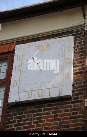 Sonnenuhr auf Thomas Plume's Library, Maldon, Essex Stockfoto