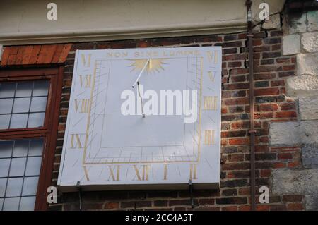 Sonnenuhr auf Thomas Plume's Library, Maldon, Essex Stockfoto