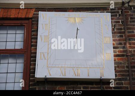 Sonnenuhr auf Thomas Plume's Library, Maldon, Essex Stockfoto