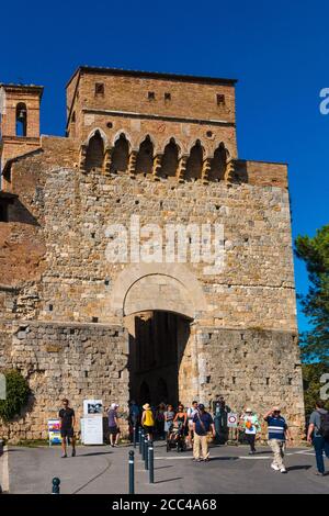 Schöne Aussicht auf die Porta San Giovanni, wo Touristen ein- und Ausfahrt der mittelalterlichen Stadt San Gimignano in der Toskana, Italien. Das Tor ... Stockfoto