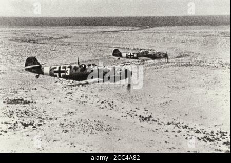 Die Messerschmitt Bf.109E Luftwaffenjäger vom 1.JG27 (W3 +) Sqoadron im Flug über Nordafrika. El Ghazala, Libyen. Februar 1942 Stockfoto