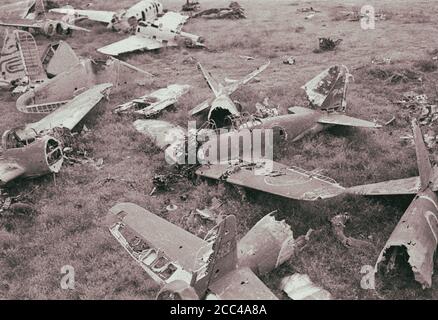 Das Wrack der abgestürzten japanischen Flugzeuge – Mitsubishi A6M Zero und Nakajima Ki-43 Hayabusa-Kämpfer. Stockfoto