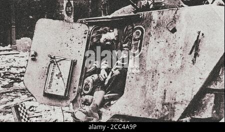 Die tote deutsche Frau in der SdKfz. 250/1 gepanzertes Personal Träger unter dem Kommando von Hauptsturmführer Hans-Gosta Pehrsson von der 11.SS-Freiwillig Stockfoto