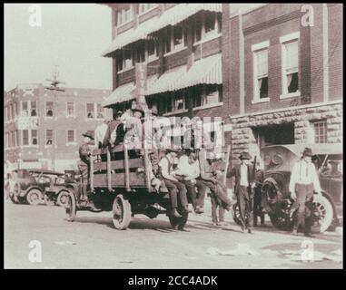 Lastwagen auf der Straße in der Nähe des Litan Hotels, der Soldaten und Afroamerikaner während der Tulsa-Rassenunruhen transportiert. Oklahoma. USA. 1921 Stockfoto