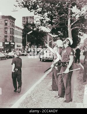 Die Polizei in Harlem steht während der Rassenunruhen mit Gewehren auf der Straße. New York. Juli 1964 Stockfoto