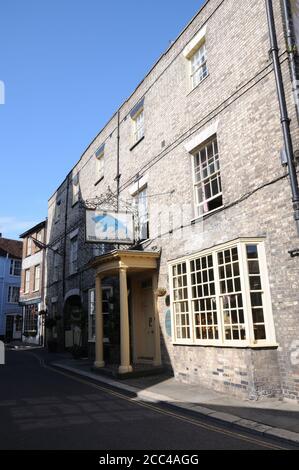 Das Blue Boar Hotel, Maldon, Essex, hat Teile aus dem vierzehnten Jahrhundert mit einer georgischen Front, und war einst ein Hauptgasthof in Maldon. Stockfoto