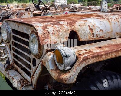 Rostiger alter Armeewagen Stockfoto