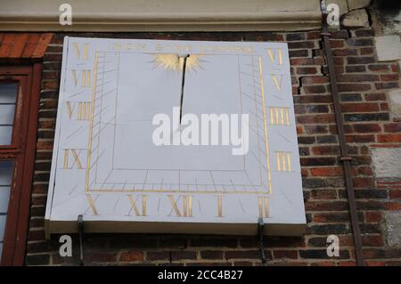 Sonnenuhr auf Thomas Plume's Library, Maldon Essex Stockfoto