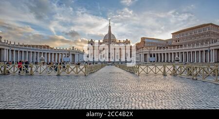 Panoramablick auf den Petersdom und den ägyptischen Obelisken im Zentrum des Vatikans bei Sonnenaufgang im Vatikan, Rom, Italien Stockfoto