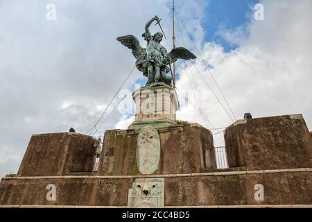 Bronzestatue von Michael dem Erzengel auf der Spitze der Engelsburg, modelliert 1753 von Peter Anton von Verschaffelt, Rom, Italien Stockfoto