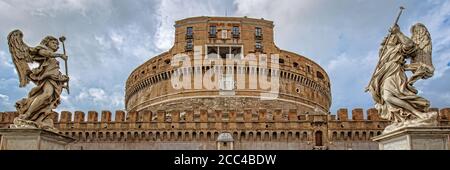 Zwei Engelsstatuen von Ponte Sant'Angelo mit Engelsburg (Engelsburg), Rom, Italien.Vorderansicht der schönen Engelsburg Stockfoto