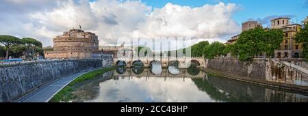 Panoramablick auf die Engelsburg und die Engelsburg - Brücke über den Tiber, Rom, Italien. Blick auf die schöne Sant' Angelo Brücke Stockfoto