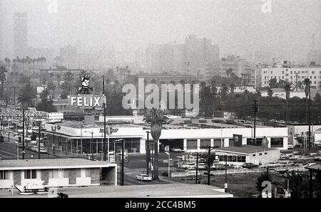 1964, historisch, sommerlich und ein Blick über eine trübe Skyline von Los Angles, mit Gebäuden, Autos und 'Felix'. Stockfoto