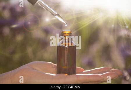 Flasche ätherisches Öl Aromatherapie moderne Apotheke. Selektiver Fokus. Stockfoto