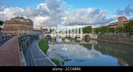 Ansicht der Burg Sant Angelo (Mausoleum des Hadrian), Brücke Sant Angelo mit schönen Reflexionen auf dem Tiber in Rom, Italien. Stockfoto