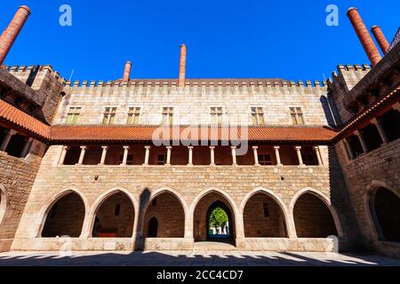 Palast der Herzöge von Braganza oder Paco dos Duques de Braganca ist ein mittelalterliches Anwesen in Guimaraes Stadt, Portugal Stockfoto