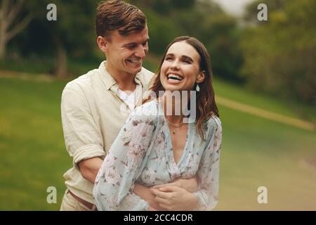Schöner junger Mann mit seiner schönen Freundin im Park. Jung in Liebe Paar im Park. Stockfoto