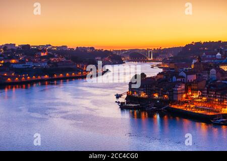 Douro Fluss und Porto Stadt Luftbild bei Sonnenuntergang. Porto ist die zweitgrößte Stadt Portugals. Stockfoto