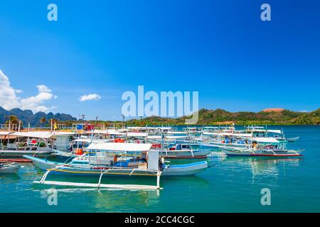 Traditionelles philippinisches bangka-Boot oder banca auf der Insel Malcapuya in der Nähe von Busuanga, Provinz Palawan auf den Philippinen Stockfoto