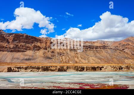 Landschaftlich schöne Berglandschaft von der Autobahn zwischen Manali in Himachal und Leh in Ladakh, Himalaya in Indien Stockfoto