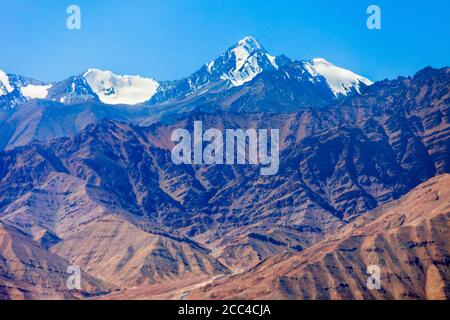 Stok Kangri ist der höchste Berg in der Stok-Bergkette Des Himalaya bei Leh in der Ladakh Region nordindien Stockfoto