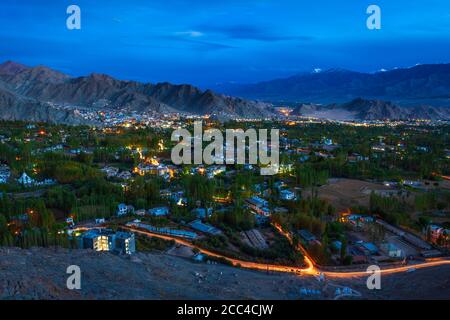 Leh Luftaufnahme bei Nacht. Leh ist die Hauptstadt und größte Stadt Ladakh Union Gebiet in Indien. Stockfoto