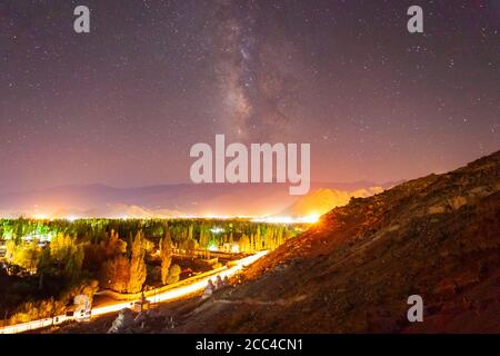 Leh Luftpanorama und Milchstraße. Leh ist die Hauptstadt und größte Stadt von Ladakh Union Gebiet in Indien. Stockfoto
