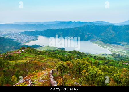 Phewa Lake Luftpanorama. Der Fewa Tal ist ein Bergsee in der Nähe der Stadt Pokhara im Himalaya in Nepal Stockfoto