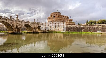 Blick auf die Engelsburg (Mausoleum des Hadrians), die Brücke Sant Angelo und den Tiber in Rom, Italien Stockfoto