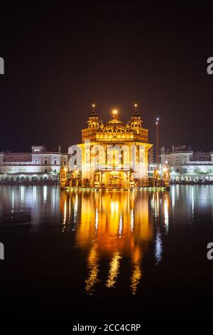 Golden Temple oder Harmandir Sahib ist ein sikh Gurdwara in Amritsar Stadt, Punjab Staat von Indien in der Nacht Stockfoto