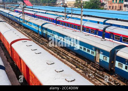 Züge am Bahnhof Neu Delhi im Zentrum Der Stadt Delhi in Indien Stockfoto