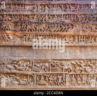 Mahabharata Tafelschnitzereien am Kailasa oder Kailash Tempel an den Ellora Höhlen in Maharashtra, Indien Stockfoto