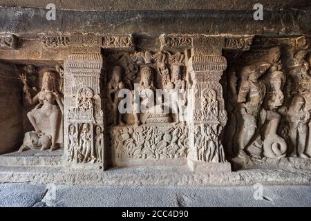 Reliefschnitzereien in Kailasa oder Kailash Tempel in den Ellora Höhlen in Maharashtra, Indien Stockfoto