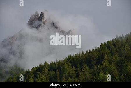 Nahaufnahme der Gipfel des Mount Pollice, umgeben von Nebel Stockfoto