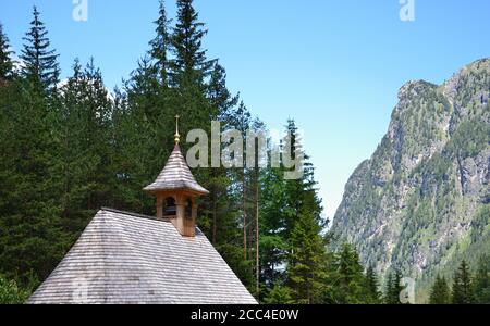 Vordergrund auf dem Dach der kleinen Kapelle im Hölzer Stockfoto