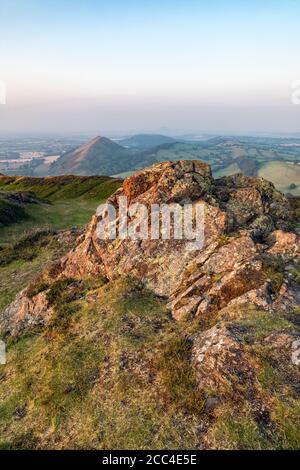 Letztes Licht auf dem Gipfel des Caer Caradoc Hillfort, Church Stretton, Shropshire Stockfoto