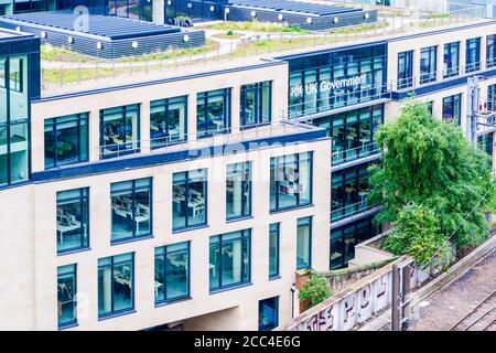 Edinburgh Schottland 5. Aug 2020 Moderne hellfarbige Regierung Großbritannien Gebäude in Edinburgh Schottland Stockfoto