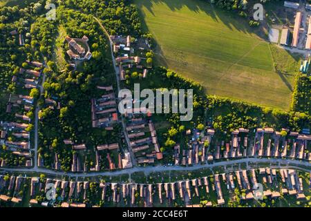 Saxon Village Viscri in Siebenbürgen, Rumänien. Luftaufnahme von einer Drohne. Stockfoto