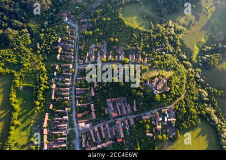 Saxon Village Viscri in Siebenbürgen, Rumänien. Luftaufnahme von einer Drohne. Stockfoto