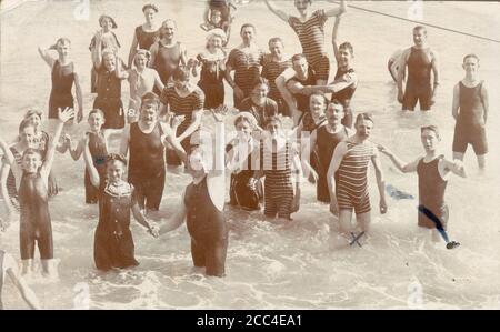 Persönliche Fotopostkarte von Schwimmern in Durban, Südafrika pu 1910 Stockfoto