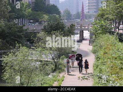 (200818) -- SEOUL, 18. August 2020 (Xinhua) -- Menschen machen einen Spaziergang entlang des Cheonggyecheon-Stromes in Seoul, Südkorea, 18. August 2020. Südkorea meldete am Dienstag um Mitternacht 24 weitere Fälle des COVID-19 im Vergleich zu vor 15,761 Stunden, was die Gesamtzahl der Infektionen auf 246 erhöht. Der Tageskaseload stieg in dreifacher Höhe für fünf Tage in Folge mit 103 am Freitag, 166 am Samstag, 279 am Sonntag und 197 am Montag. Die häuslichen Infektionen stiegen in Seoul und der umliegenden Provinz Gyeonggi, die auf Gottesdienste zurückzuführen ist. (Xinhua/Wang Jingqiang) Stockfoto