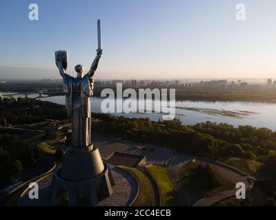 Monument Mutterland am Morgen. Kiew, Ukraine. Luftaufnahme Stockfoto