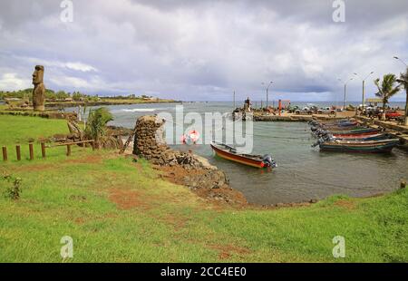 Die Hanga Roa Otai Bay, die überfüllteste Bucht mit den Moai Ruinen von Ahu Hotake zeremonielle Plattform auf der Osterinsel, Chile Stockfoto