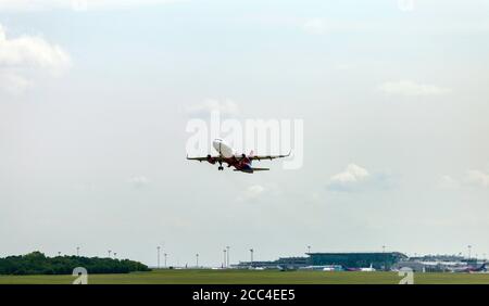 Budapest, Ungarn - 08 16 2020: Wizz Air Airbus A320-232 nimmt an einer Sommerpause vom Ferenc Liszt International Airport in Budapest, Ungarn, ab Stockfoto