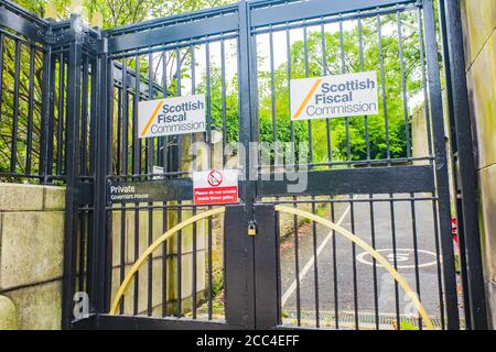 Edinburgh Schottland 5. Aug 2020 die schwarzen Metalltore führen An die schottische Fiskalkommision Stockfoto