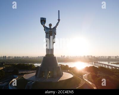 Monument Mutterland am Morgen. Kiew, Ukraine. Luftaufnahme Stockfoto