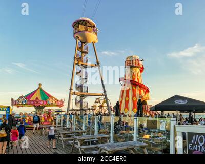 Bournemouth, Großbritannien. August 2020. Bournemouth, Großbritannien. Dienstag, 18. August 2020. Sonnenuntergang über Bournemouth als Tourist verlassen den belebten Strand. Kredit: Thomas Faull/Alamy Live Nachrichten Stockfoto