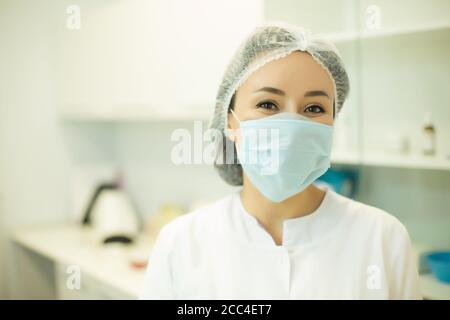 Asiatische Frau Arzt Krankenschwester tragen Schutzmaske auf Gesicht Stockfoto