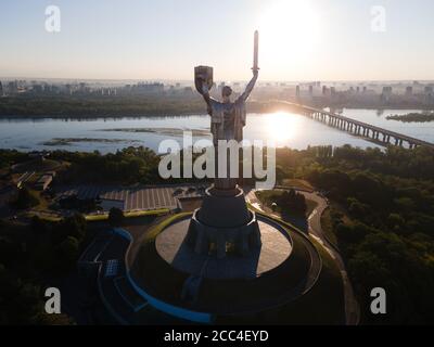 Monument Mutterland am Morgen. Kiew, Ukraine. Luftaufnahme Stockfoto